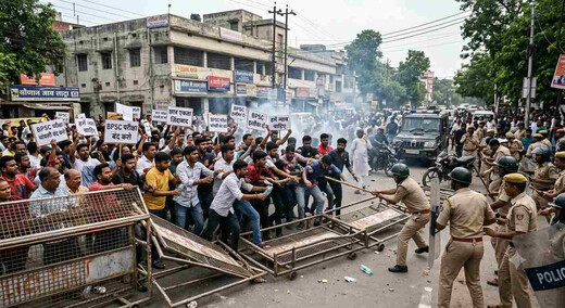पटना में BPSC को लेकर उबाल : प्रदर्शनकारियों ने तोड़ी बैरिकेडिंग, पुलिस से झड़प
